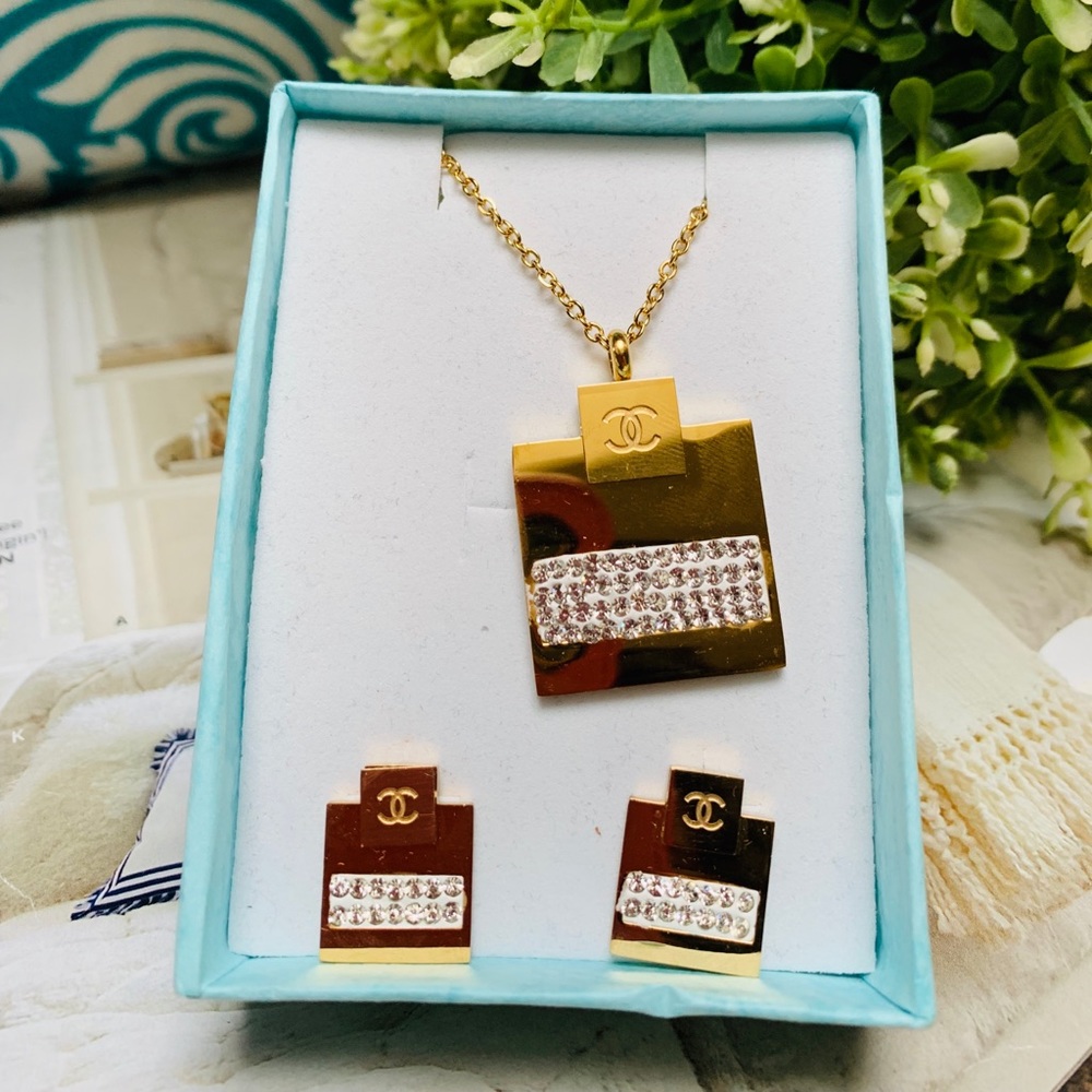 Fashion Set of Gold Plated Necklace and Earrings